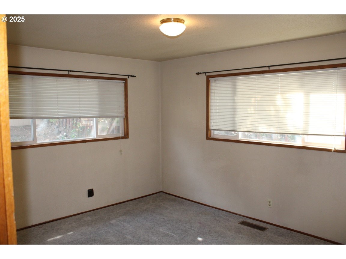 1206 Southwest 24th Street Pendleton, OR 97801 - Photo 10 of 21 a view of empty room with window