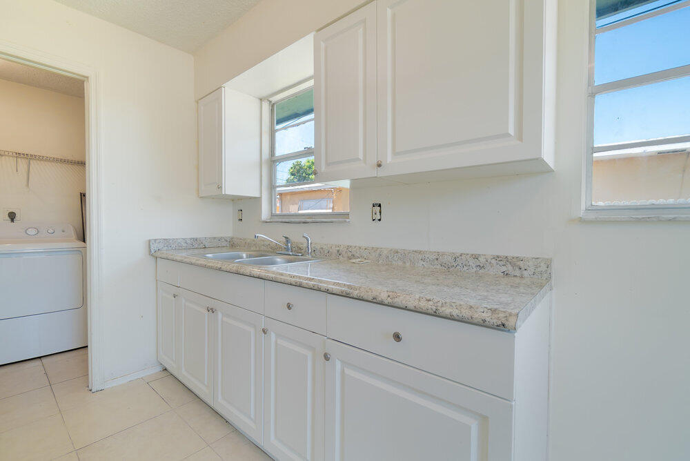1565 West 10th Street Riviera Beach, FL 33404 - Photo 8 of 18 Kitchen v2