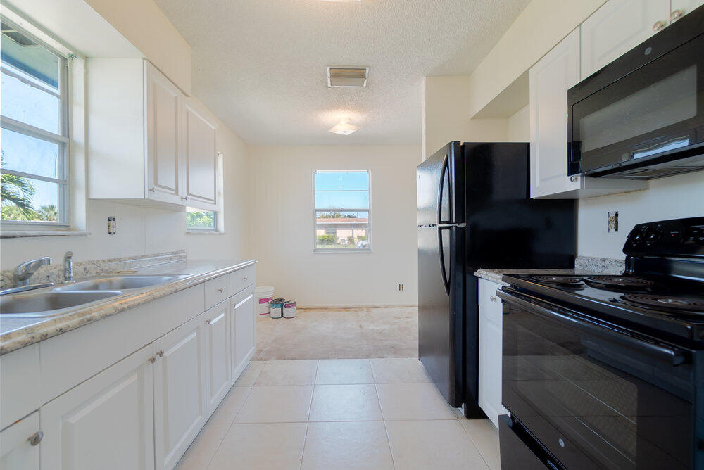 1565 West 10th Street Riviera Beach, FL 33404 - Photo 9 of 18 Full Kitchen