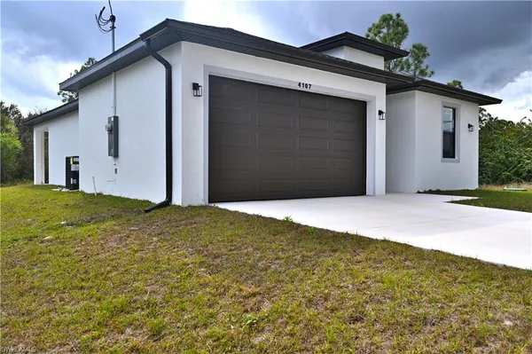 $2,100 | 4107 13th Street Southwest, Lehigh Acres, FL 33976