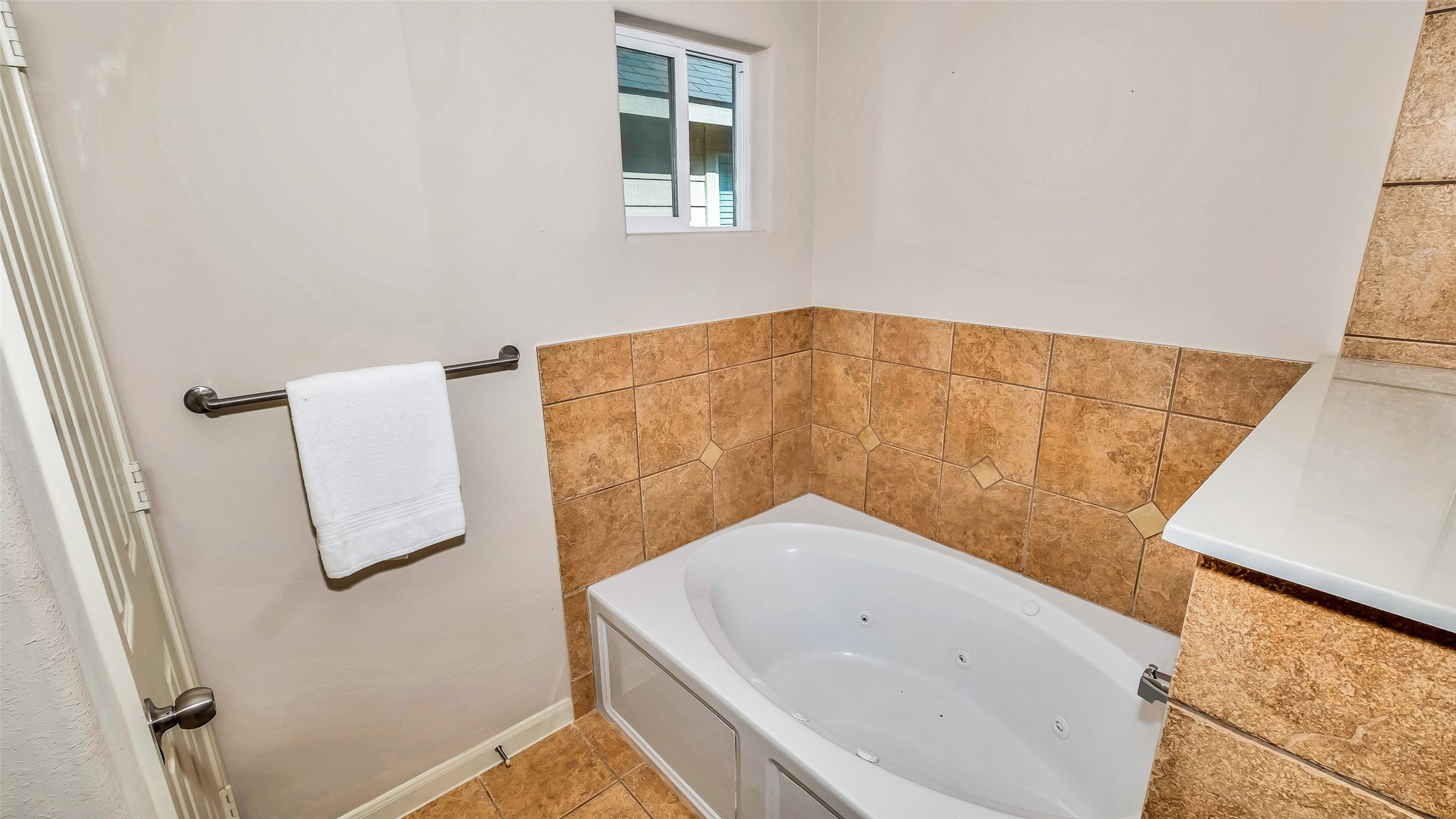 1724 Don Alejandro Houston, TX 77091 - Photo 18 of 32 a bathroom with a tub