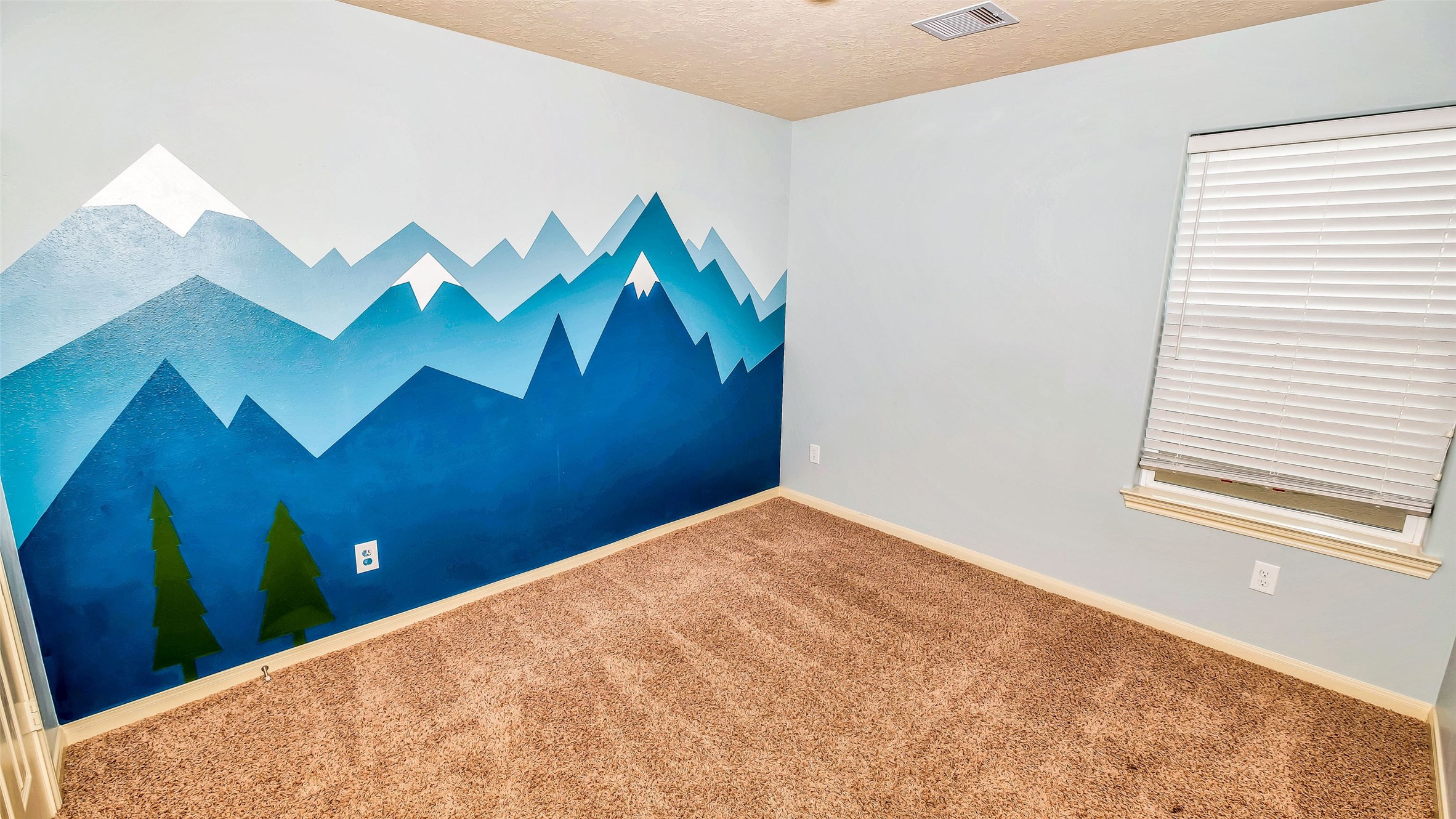 1724 Don Alejandro Houston, TX 77091 - Photo 23 of 32 a view of a livingroom with closet and window