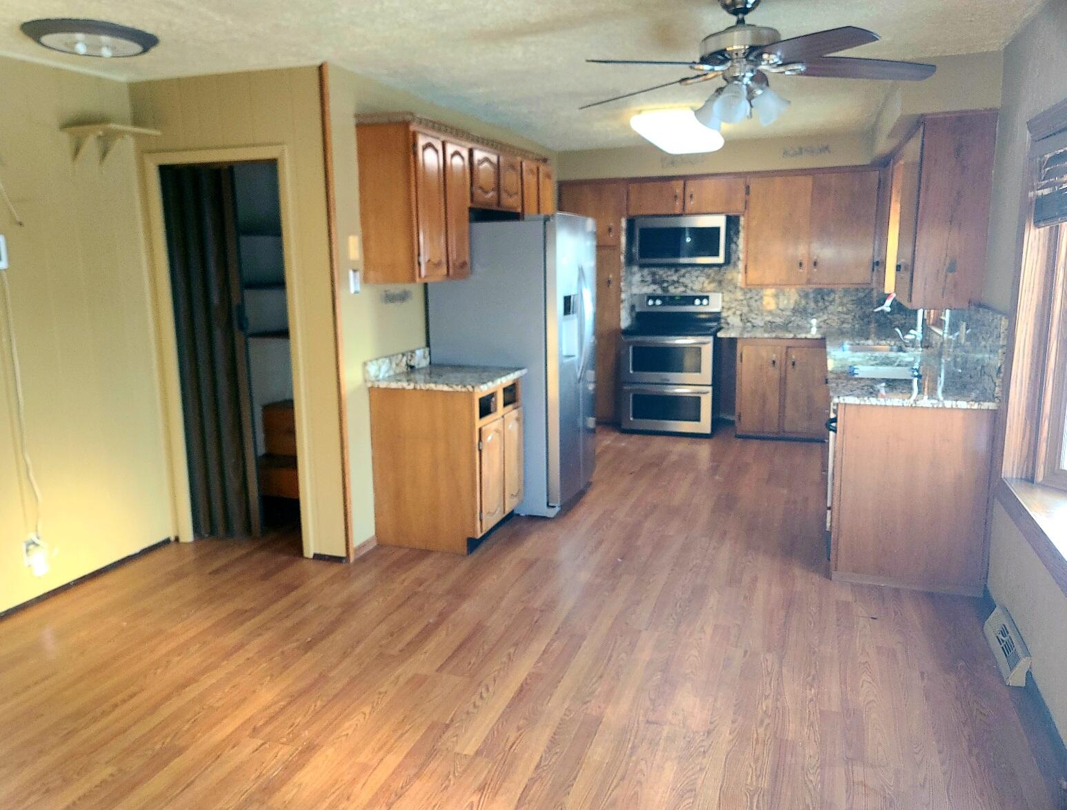 3818 68th Street Kenosha, WI 53142 - Photo 11 of 19 KITCHEN/ DINNING ROOM