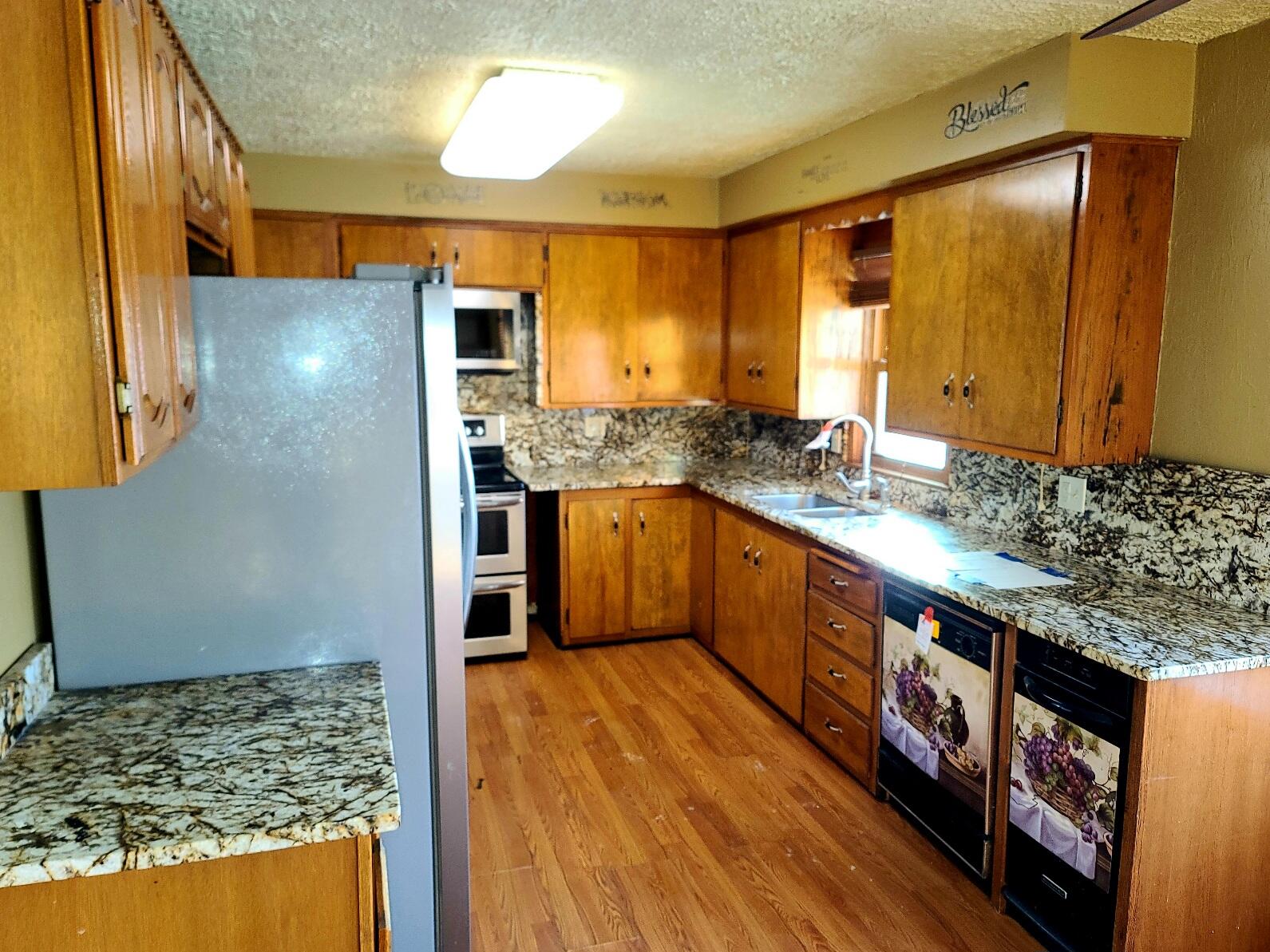 3818 68th Street Kenosha, WI 53142 - Photo 13 of 19 KITCHEN (1)