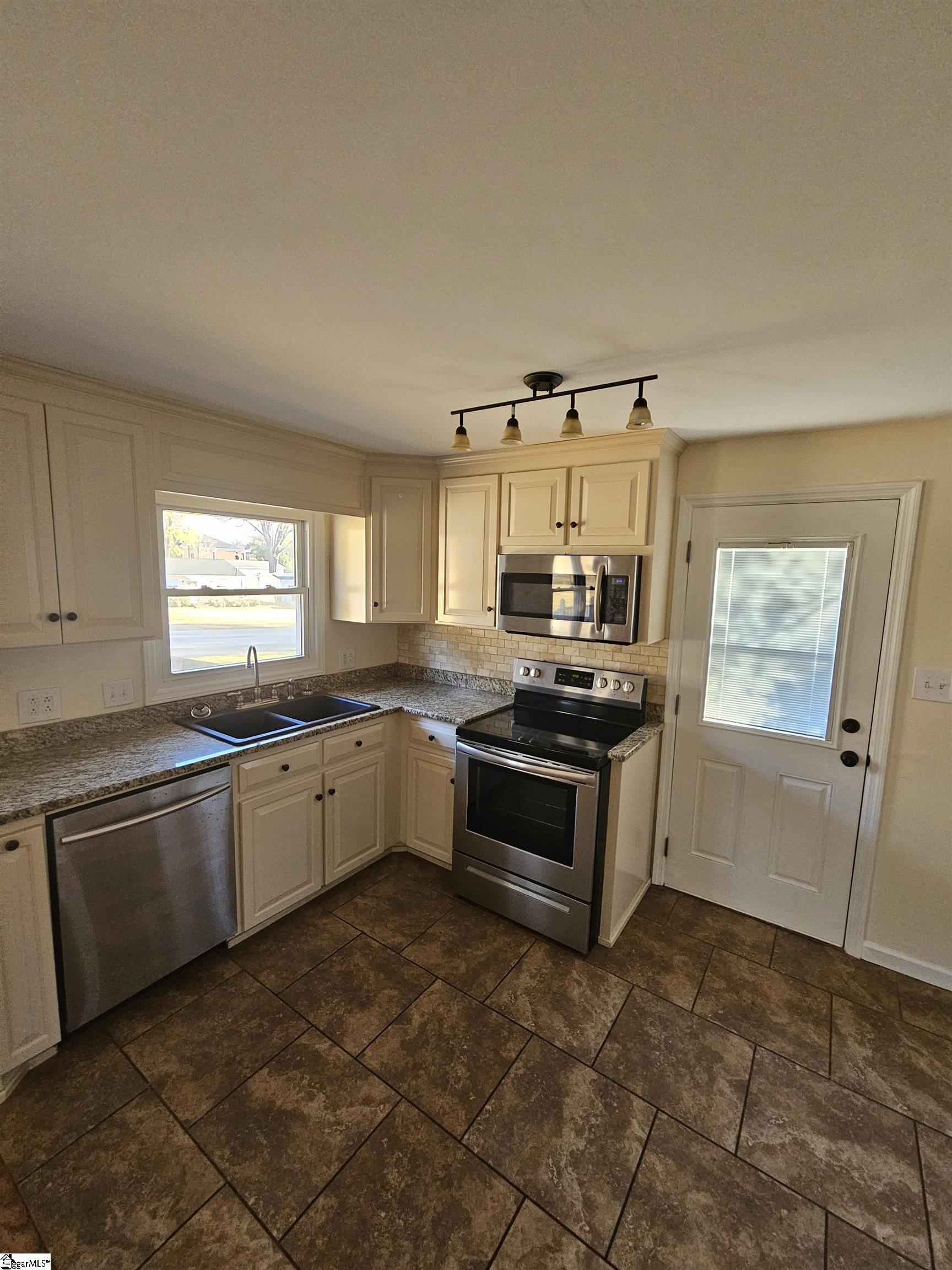 904 Lyman Street Gaffney, SC 29340 - Photo 4 of 12