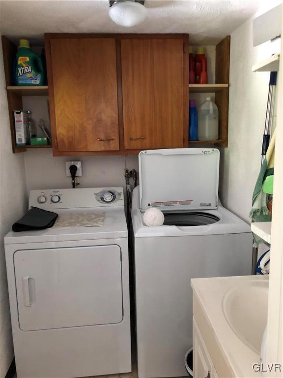 480 South Summit Road Bath, PA 18014 - Photo 5 of 31 a utility room with dryer and washer