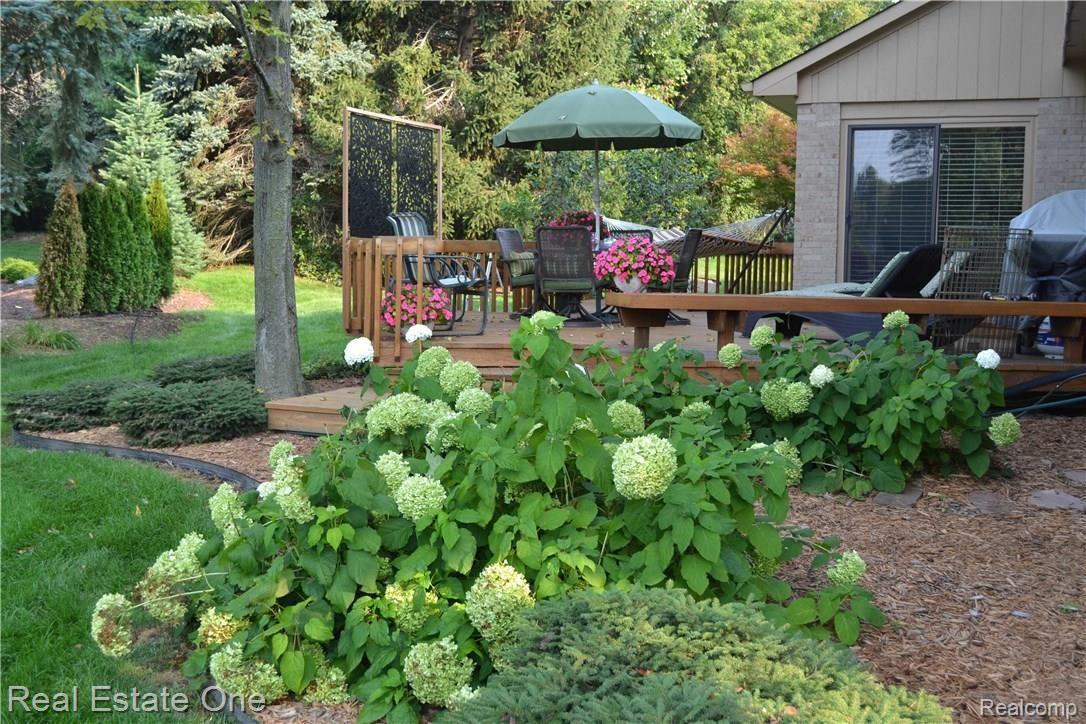 31135 Country Ridge Circle Farmington, MI 48331 - Photo 33 of 37 deck0.jpg