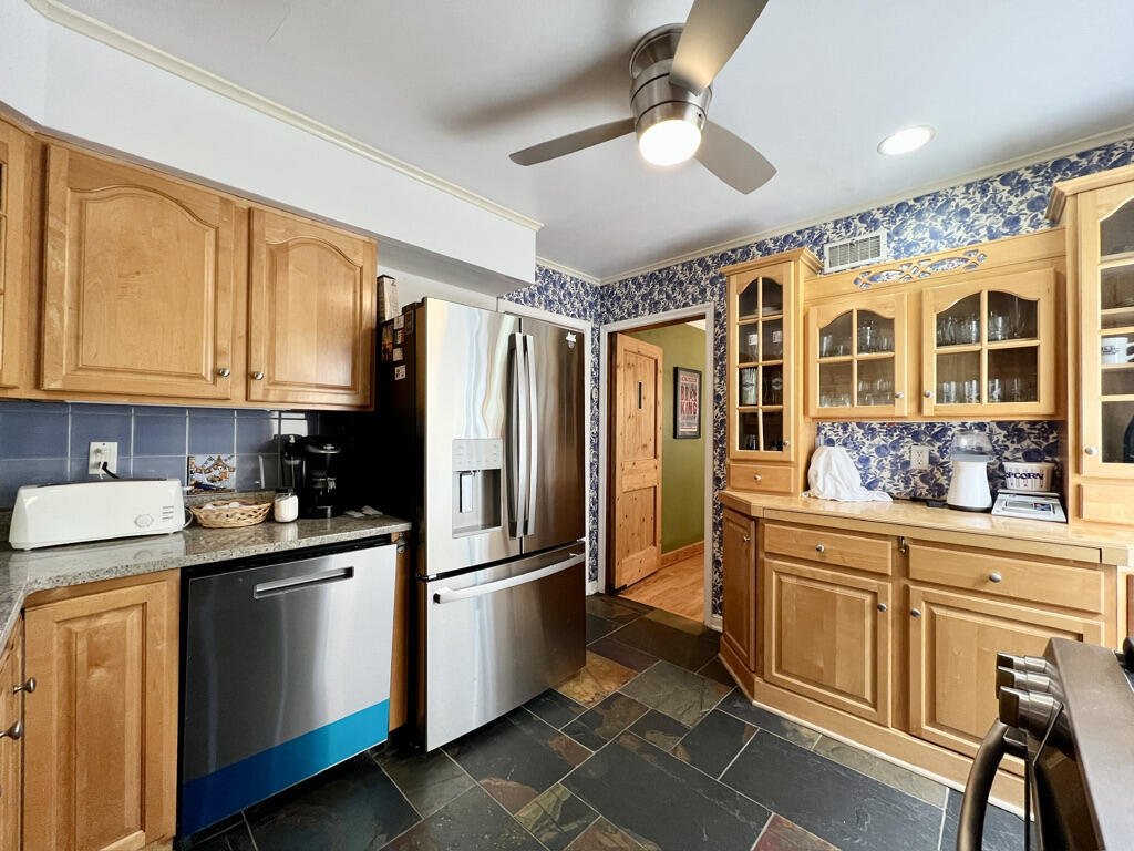 8302 Currie Avenue Wauwatosa, WI 53213 - Photo 8 of 53 D3107B2C-D7A3-44FD-80DE-E7AA0A556AAA_1_1