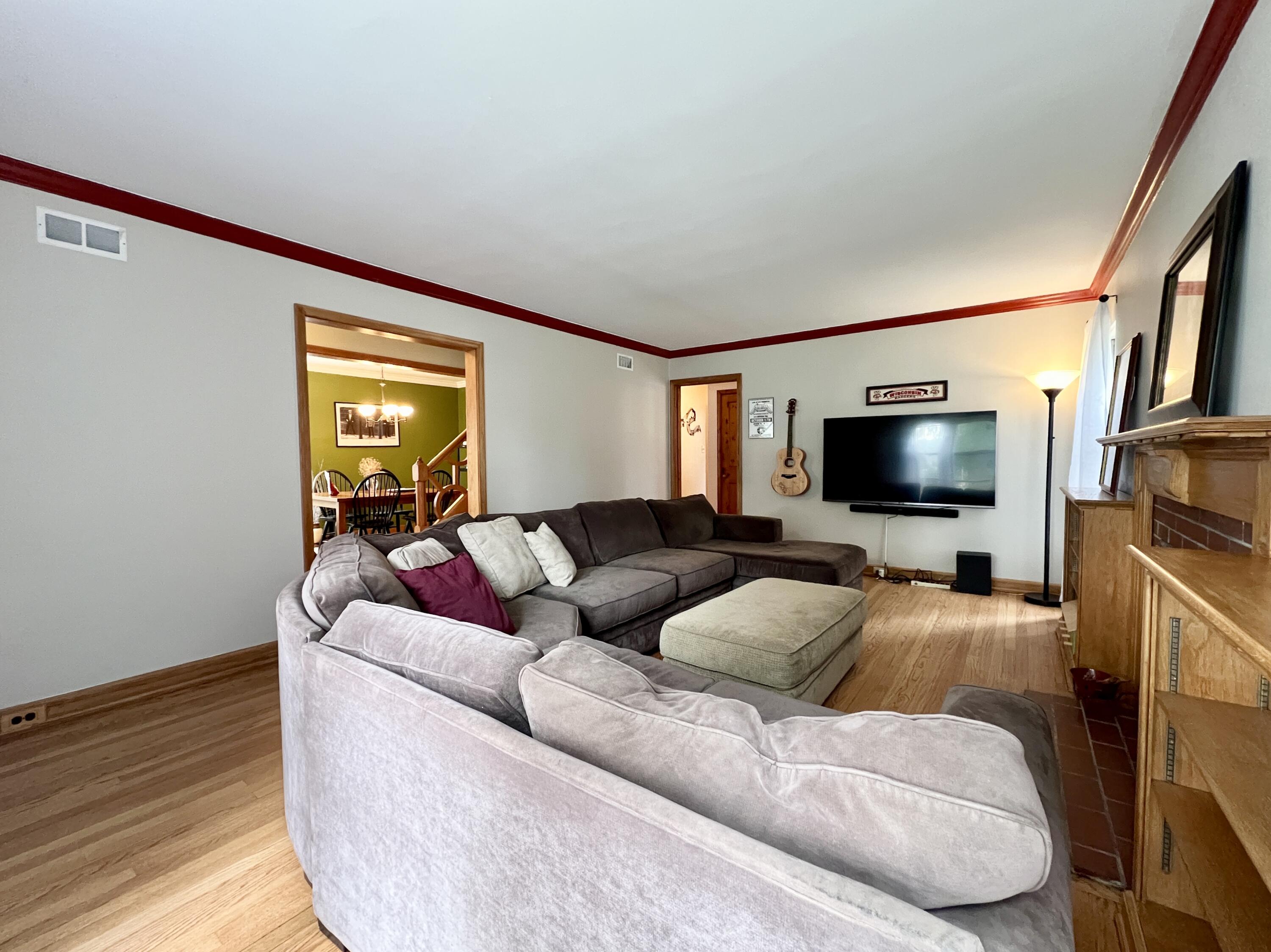 8302 Currie Avenue Wauwatosa, WI 53213 - Photo 10 of 53 B4704EB4-1013-4F3F-8C79-5230AA6E844A_1_2