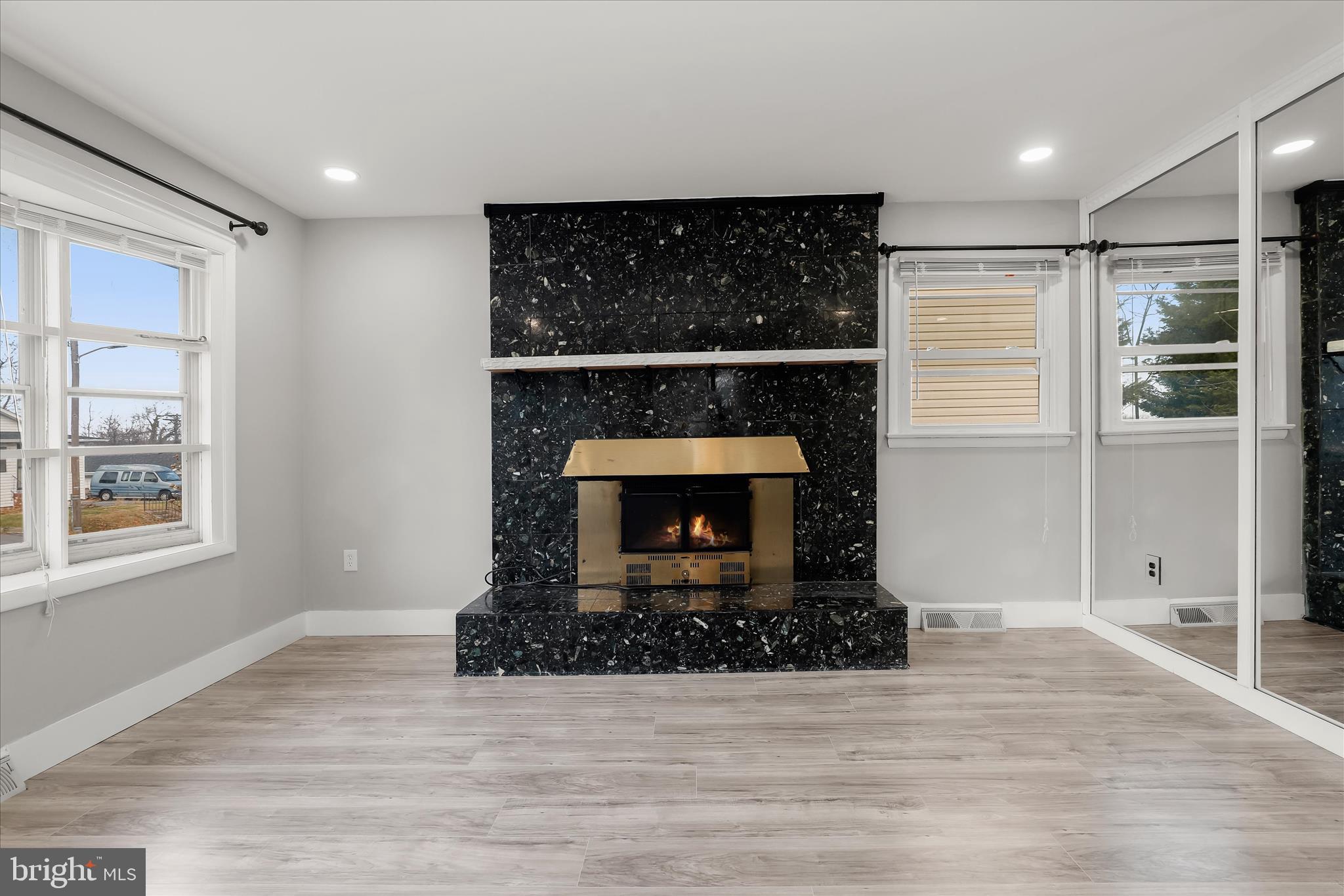 517 Winters Lane Baltimore, MD 21228 - Photo 8 of 44 Living room