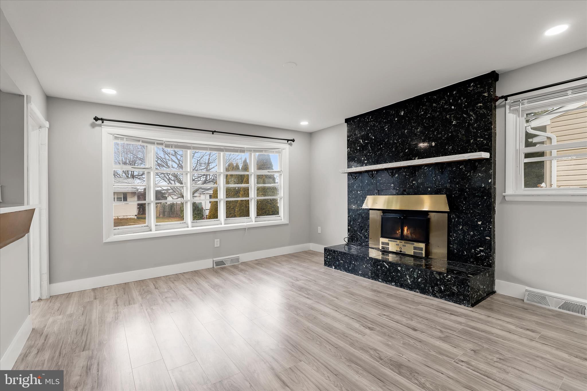 517 Winters Lane Baltimore, MD 21228 - Photo 9 of 44 Living room