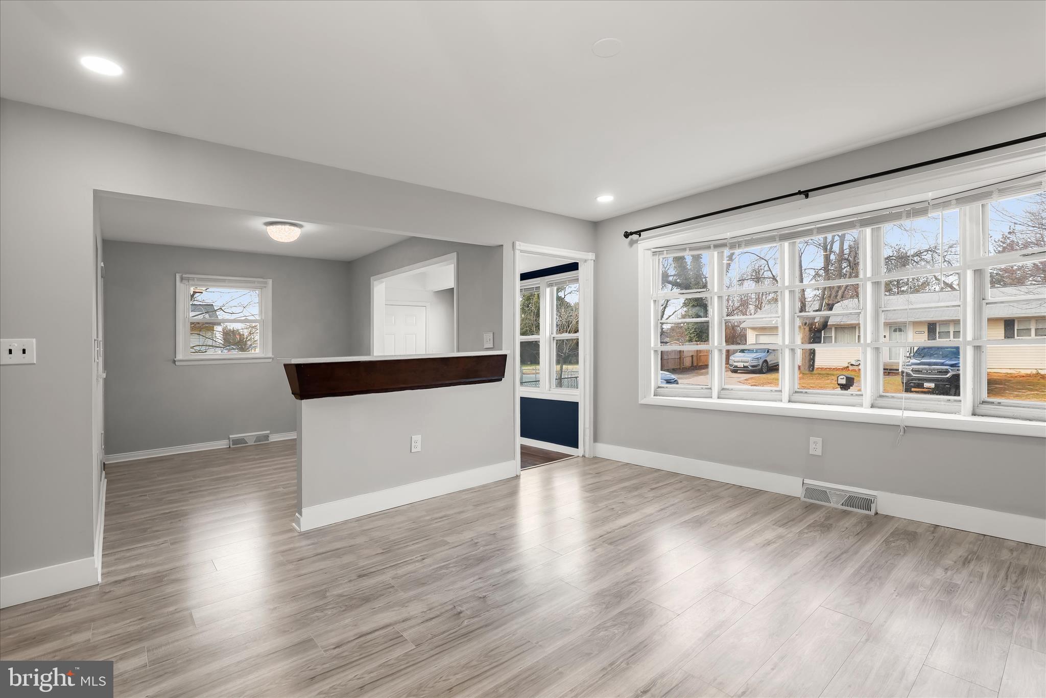 517 Winters Lane Baltimore, MD 21228 - Photo 10 of 44 Living & dining rooms