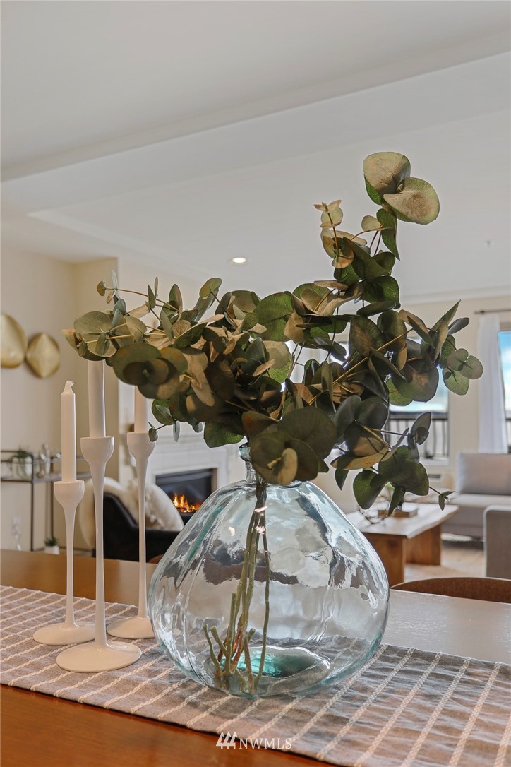 601 West Mercer Place, Unit 201 Seattle, WA 98119 - Photo 10 of 36 a close view of light