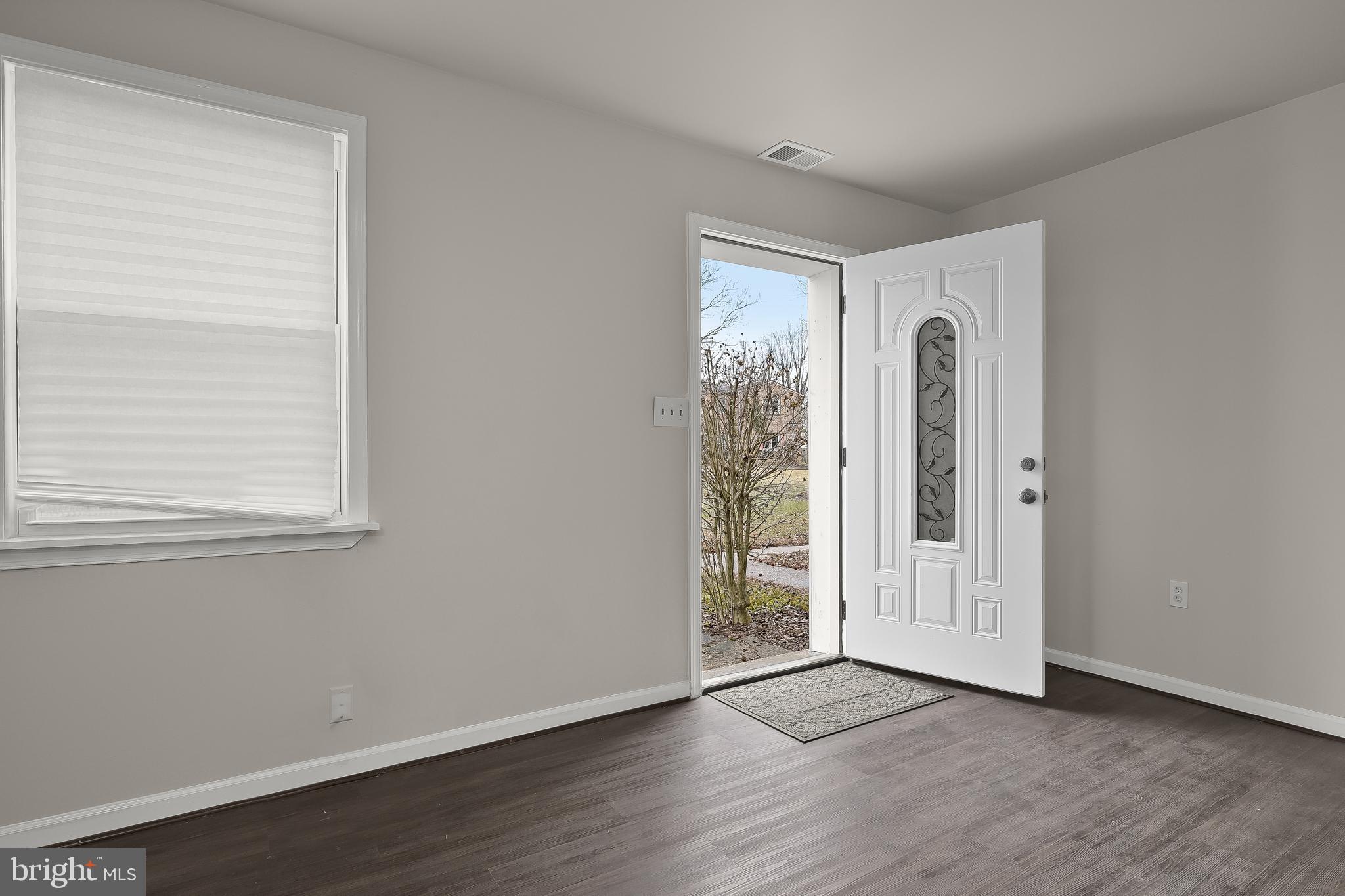 645 Bywater Road Annapolis, MD 21401 - Photo 10 of 38 Living Room