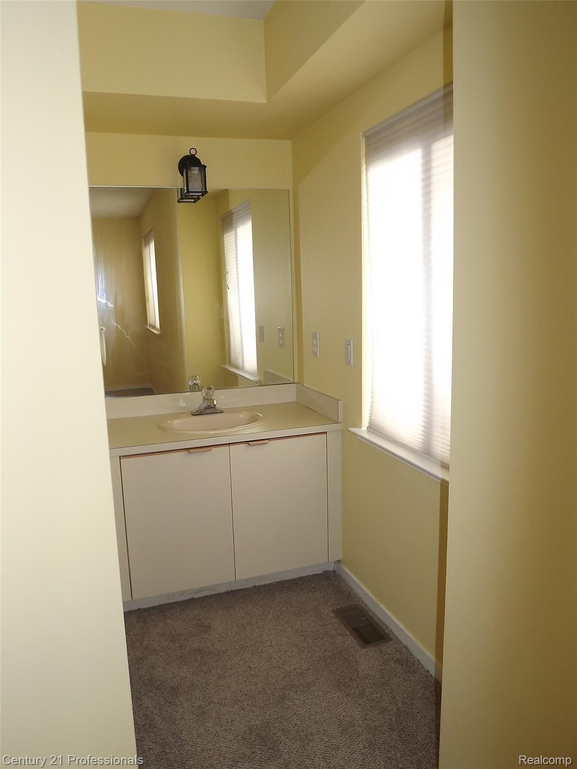 734 Hamilton Court Rochester, MI 48307 - Photo 13 of 21 Guest Bathroom (outer)