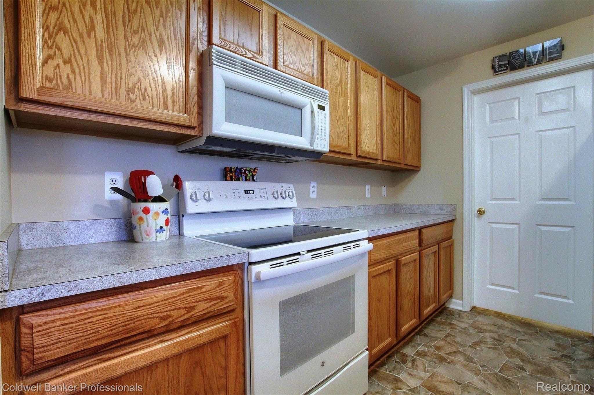 11830 Farmington Road Livonia, MI 48150 - Photo 14 of 26 Kitchen view #4