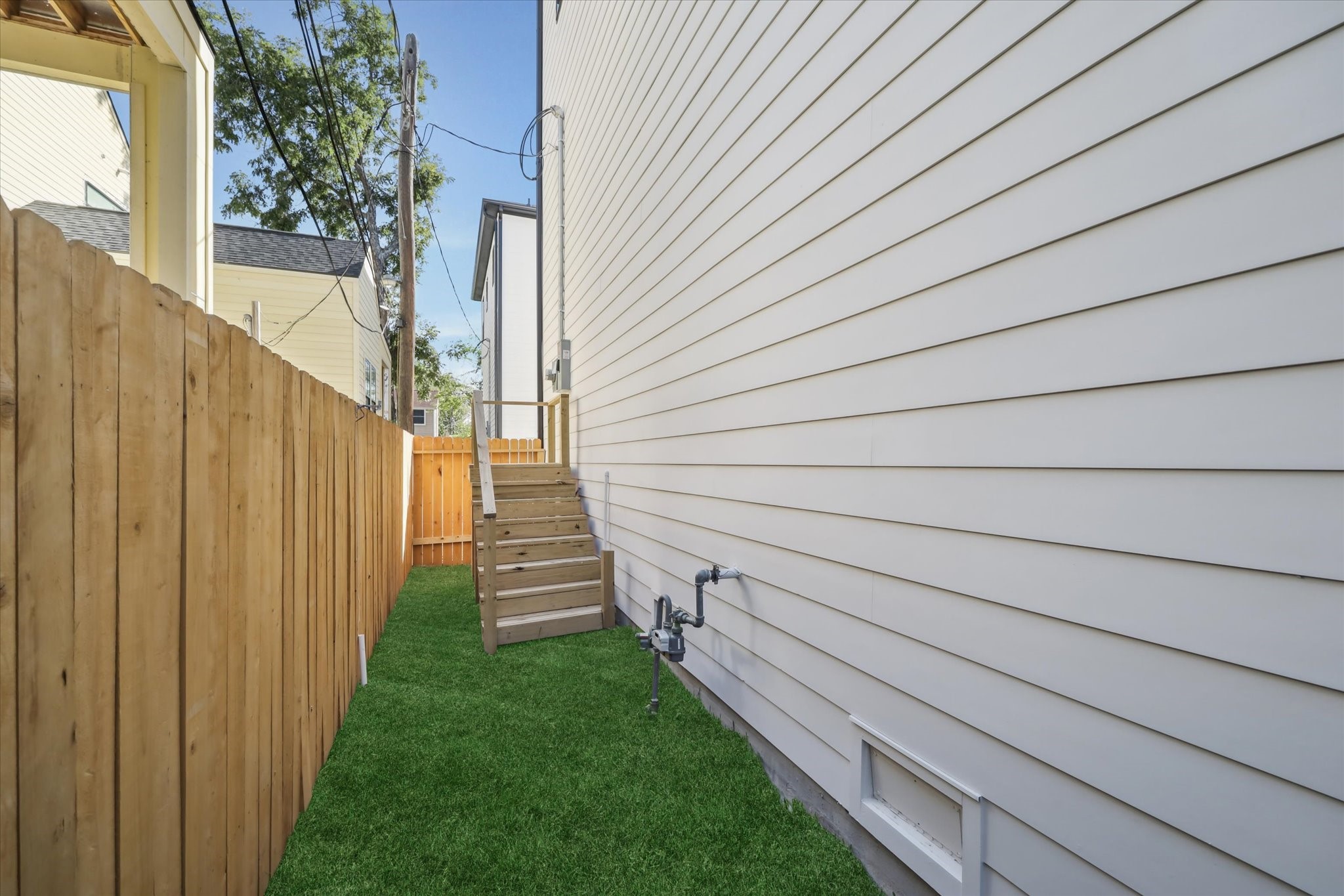 615 Wendel Street Houston, TX 77009 - Photo 21 of 21 a view of a pathway of a house