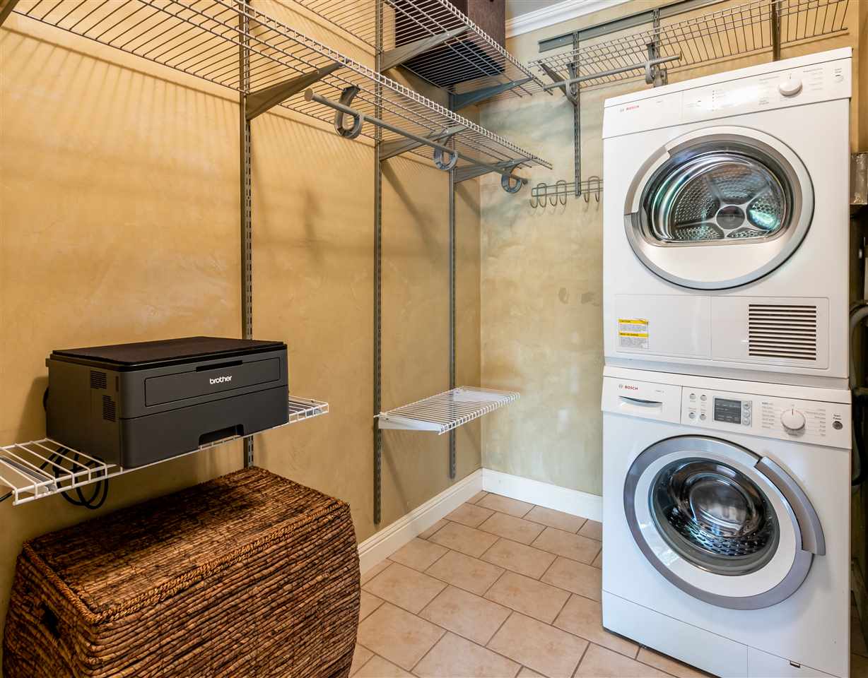 140 Uwapo Road, Unit 6101 Kihei, HI 96753 - Photo 15 of 30 a bedroom with a bed and tub