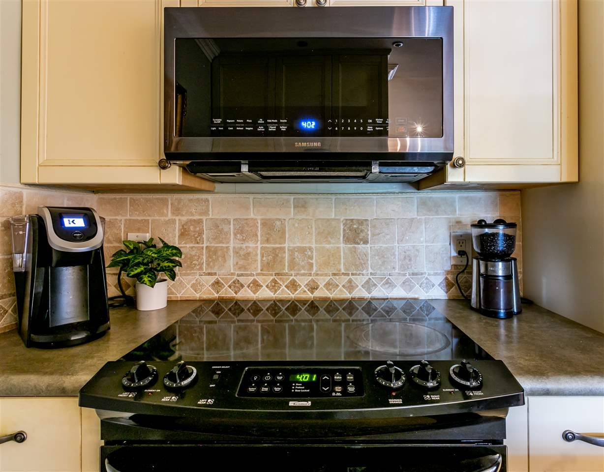 140 Uwapo Road, Unit 6101 Kihei, HI 96753 - Photo 8 of 30 a stove top oven sitting inside of a kitchen