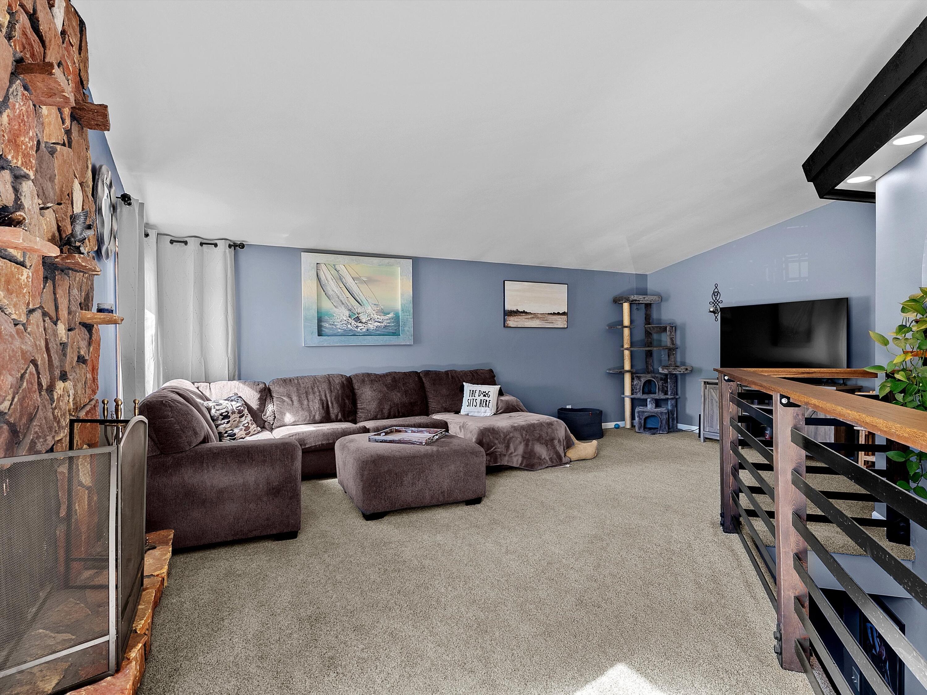 3919 Martin Lane Two Rivers, WI 54241 - Photo 4 of 31 18-018_3114778_01007