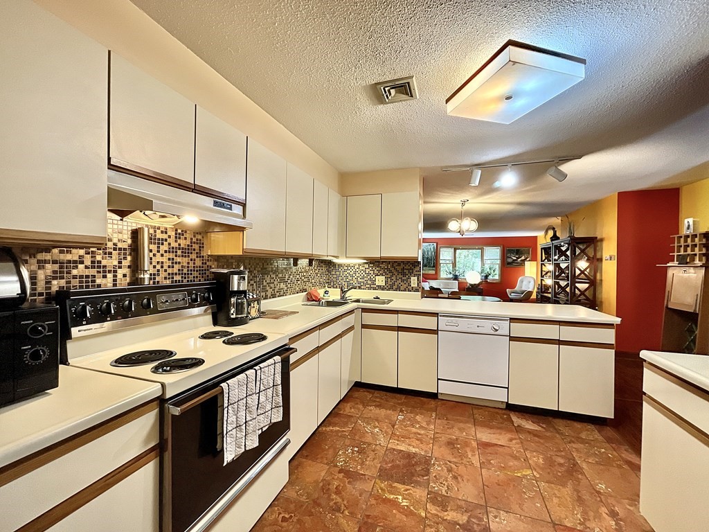 504 Country Side Road, Unit 504 Greenfield, MA 01301 - Photo 8 of 18 Gallery Image 8