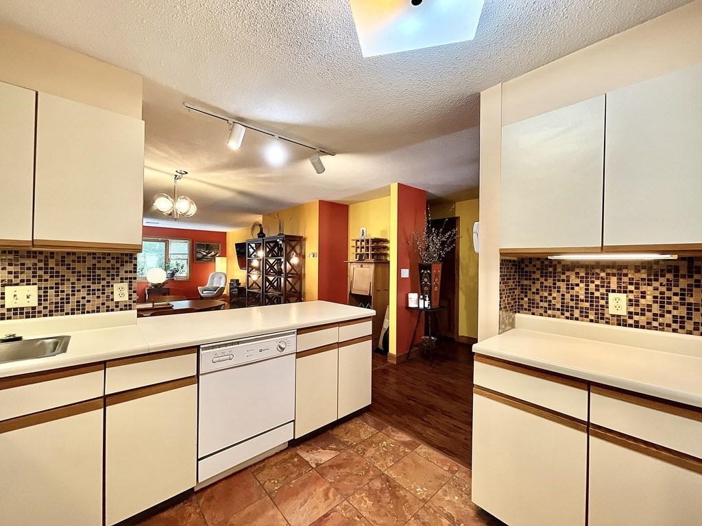 504 Country Side Road, Unit 504 Greenfield, MA 01301 - Photo 9 of 18 Gallery Image 9