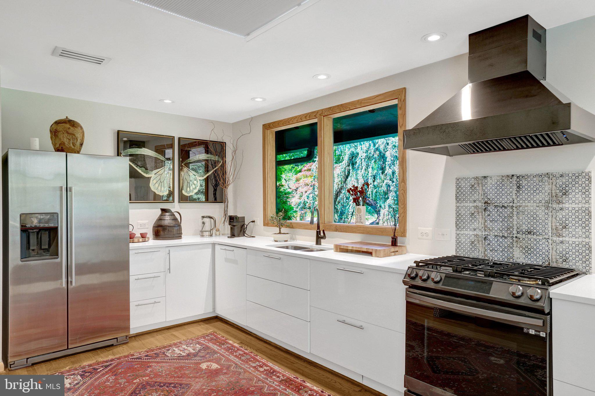 1927 Marthas Road Alexandria, VA 22307 - Photo 19 of 105 Glossy white contemporary cabinetry