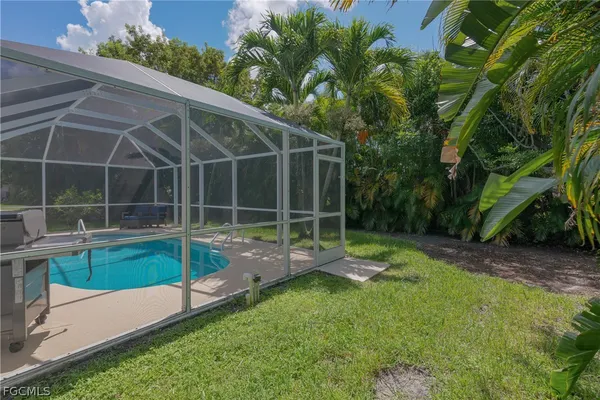a view of an house with backyard and a garden