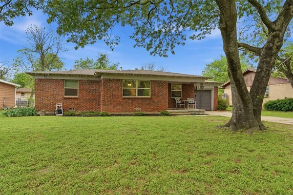 $235,000 | 807 Elizabeth Boulevard, Granbury, TX 76048
