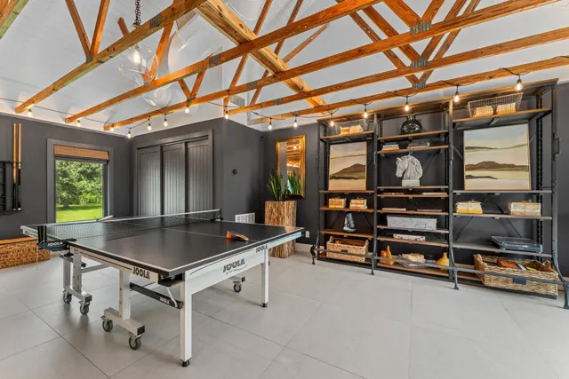 a view of entryway with a yard