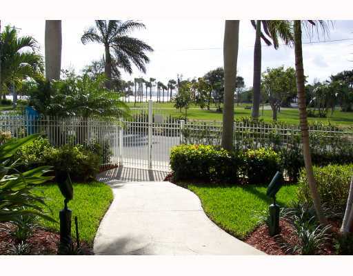 129 South Golfview Road, Unit 2 Lake Worth Beach, FL 33460 - Photo 1 of 15 Primary Photo