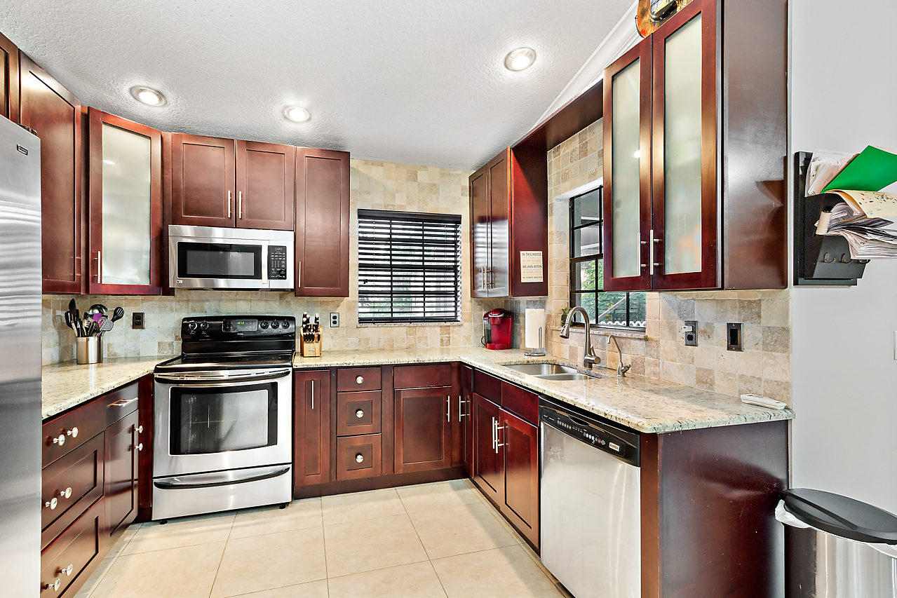 10297 Islander Drive Boca Raton, FL 33498 - Photo 14 of 30 Back splash