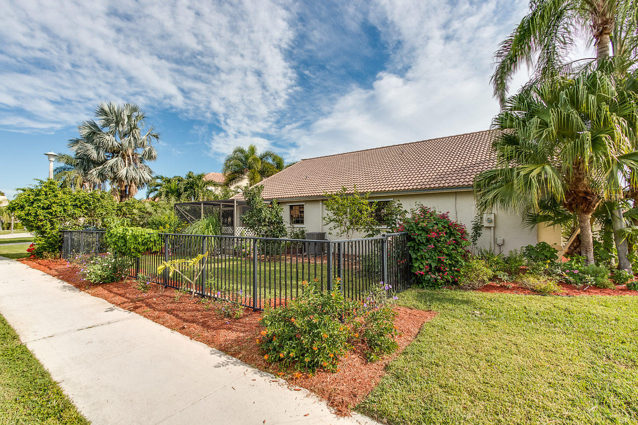 10297 Islander Drive Boca Raton, FL 33498 - Photo 24 of 30 Side Walk
