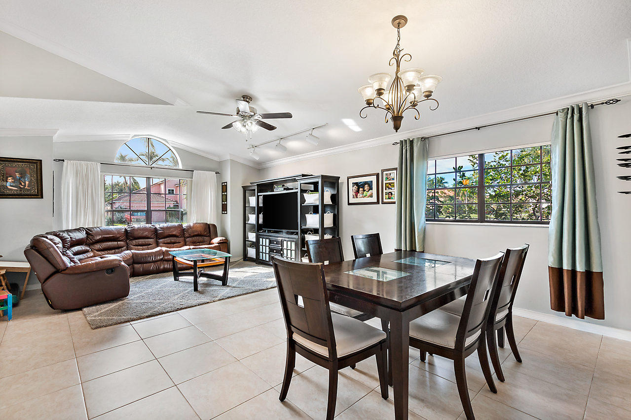 10297 Islander Drive Boca Raton, FL 33498 - Photo 7 of 30 Neutral Tile Flooring