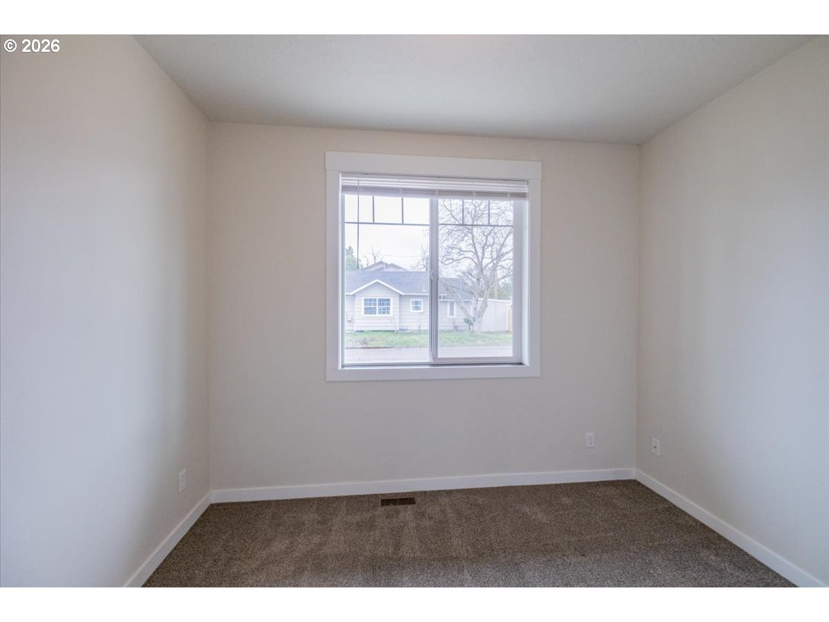 66 North 8th Street Lebanon, OR 97355 - Photo 18 of 27