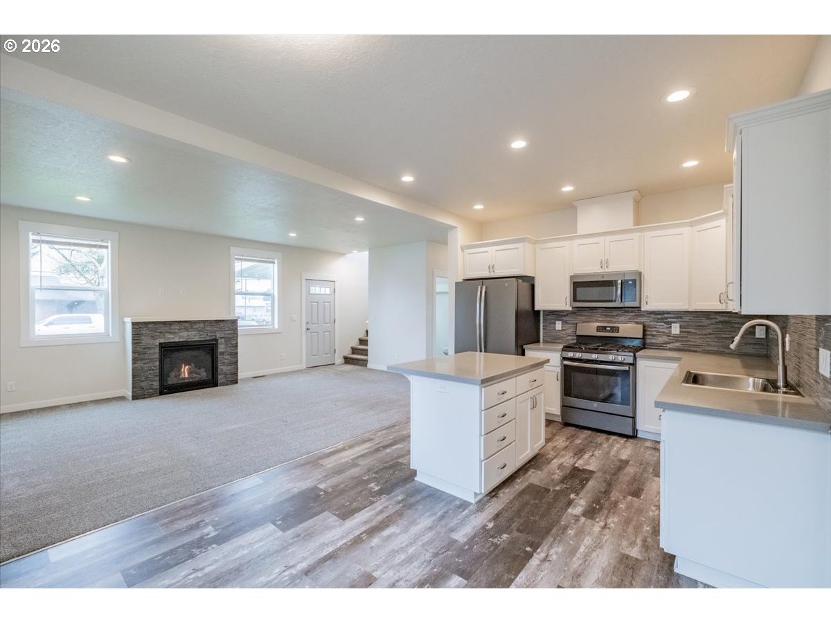 66 North 8th Street Lebanon, OR 97355 - Photo 2 of 27