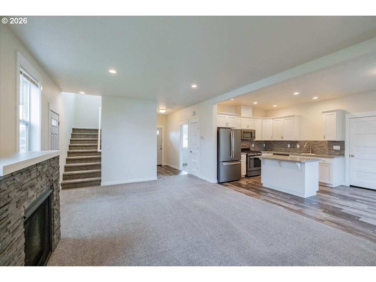 66 North 8th Street Lebanon, OR 97355 - Photo 3 of 27