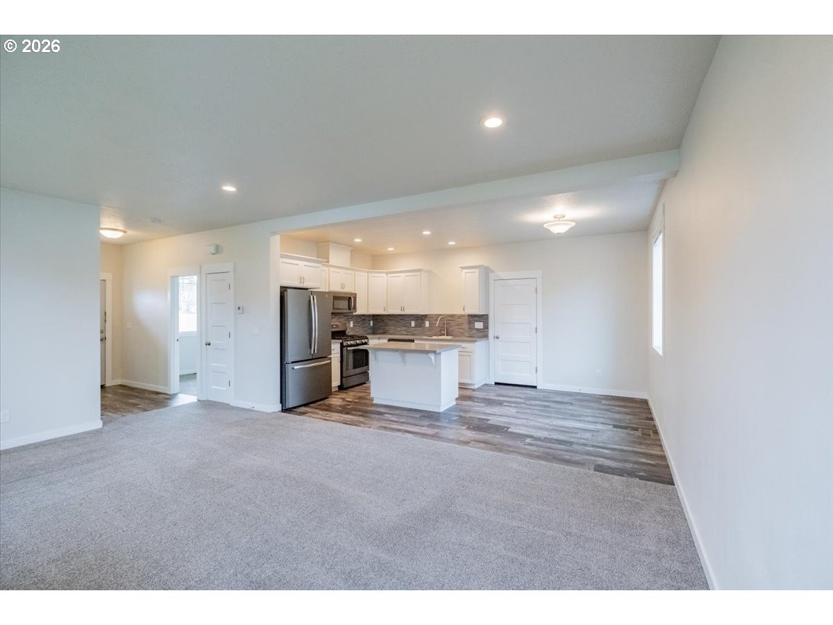 66 North 8th Street Lebanon, OR 97355 - Photo 7 of 27