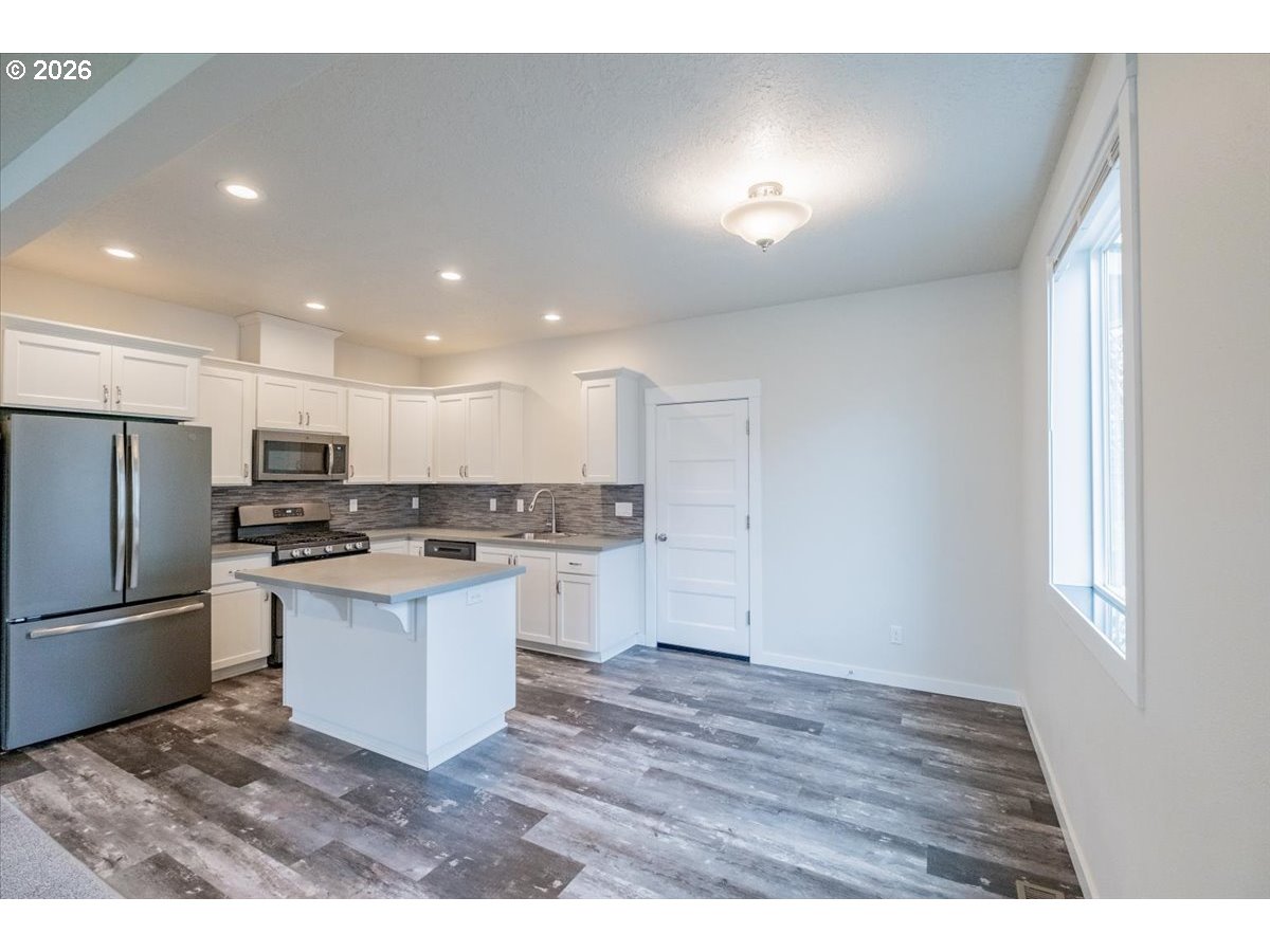 66 North 8th Street Lebanon, OR 97355 - Photo 9 of 27