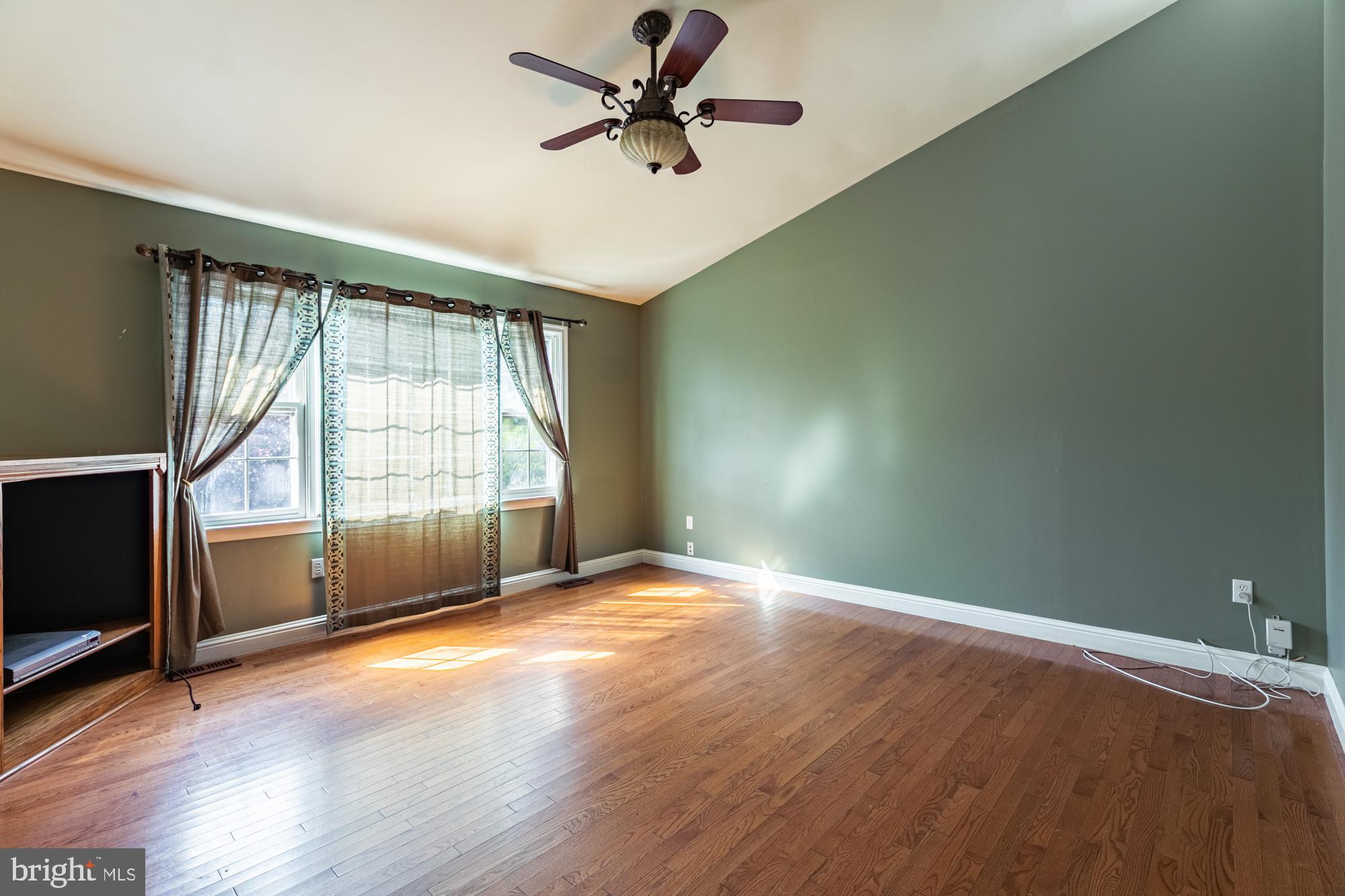 8948 Round Top Road Manassas, VA 20112 - Photo 7 of 35 Living Room