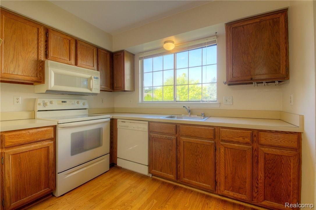 24685 Jamestowne Road Novi, MI 48375 - Photo 9 of 39 930A4438_39_40.jpg