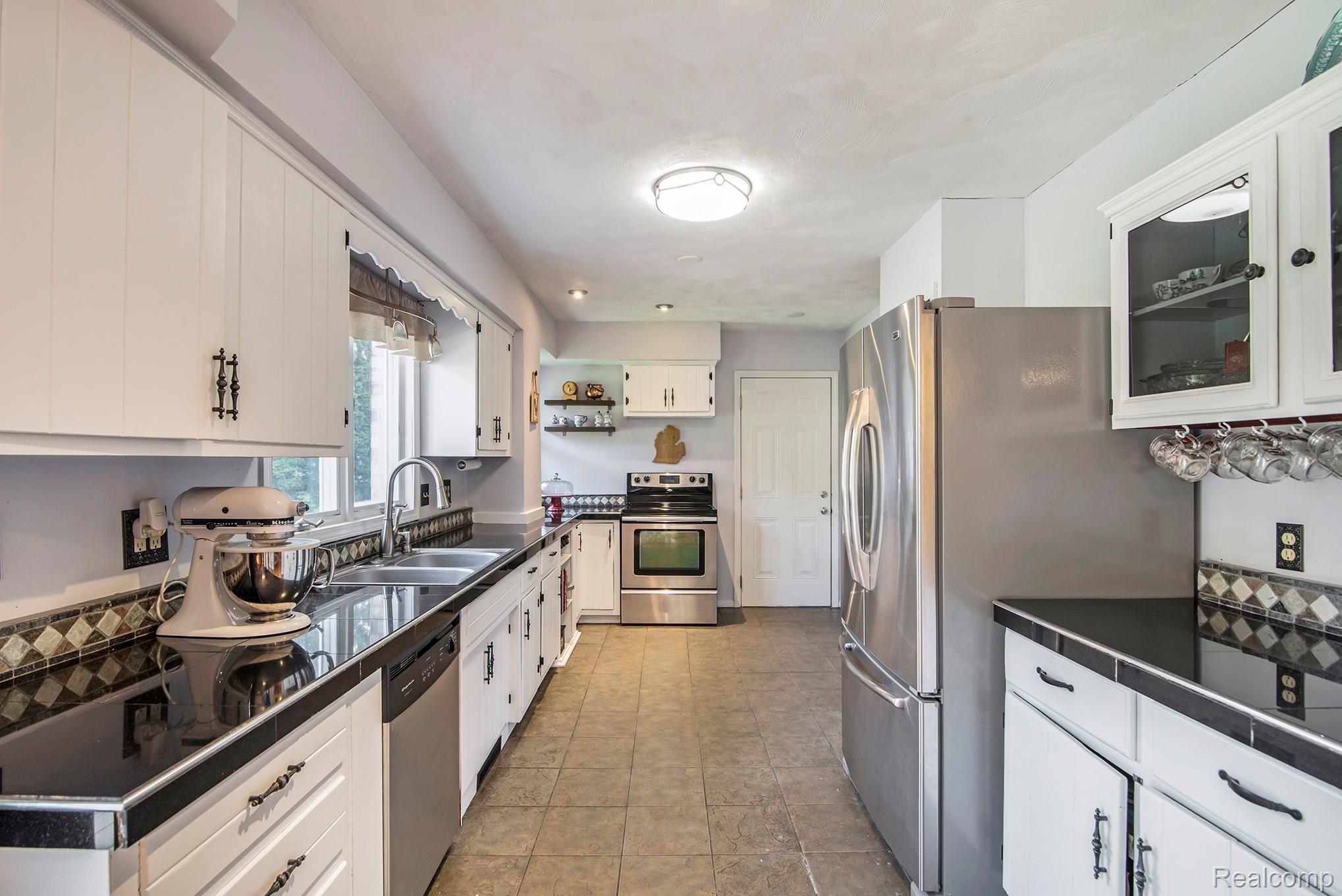 1860 Echo Hills Road Howell, MI 48855 - Photo 6 of 25 Lots of space in this kitchen