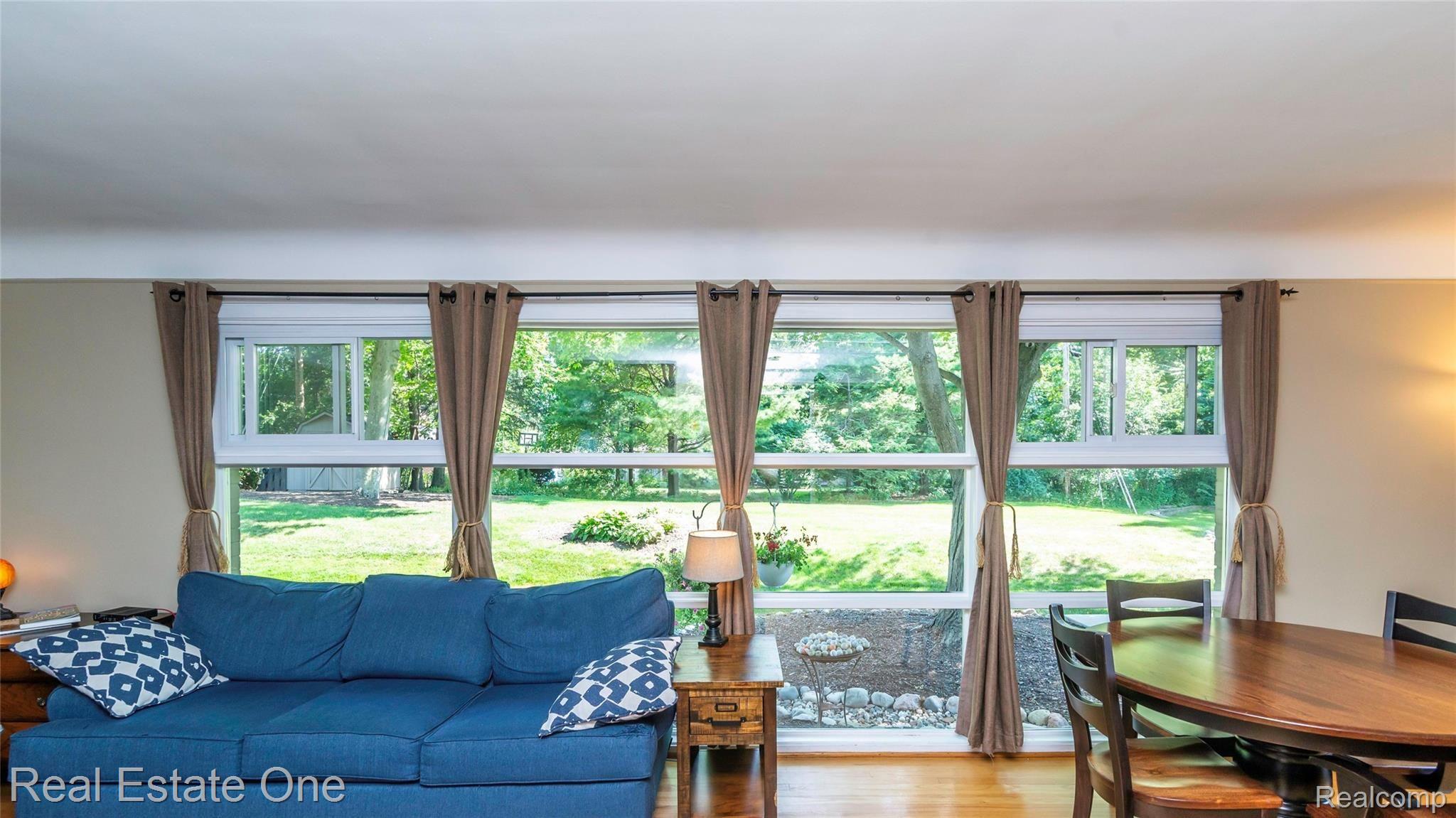 28536 Quail Hollow Road Farmington, MI 48331 - Photo 12 of 48 Family Room Windows