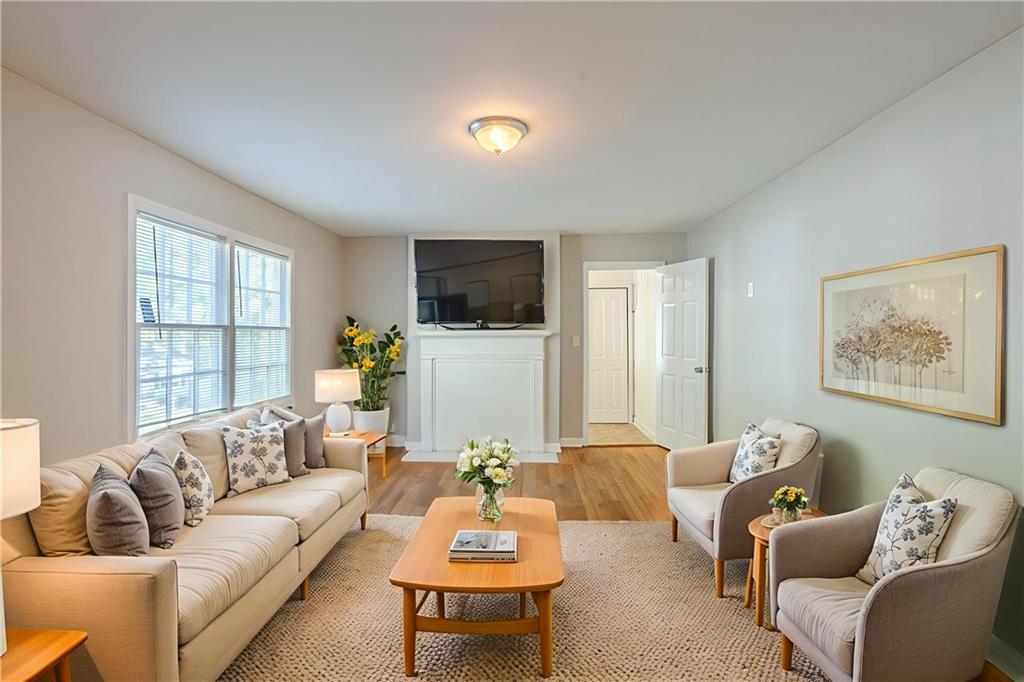 1328 Lockhaven Circle Southwest Atlanta, GA 30311 - Photo 2 of 26