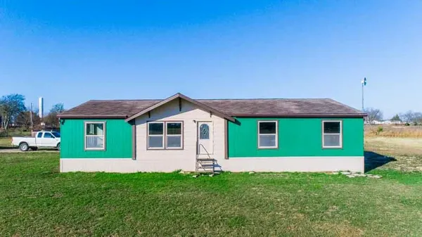 a view of a house with a backyard
