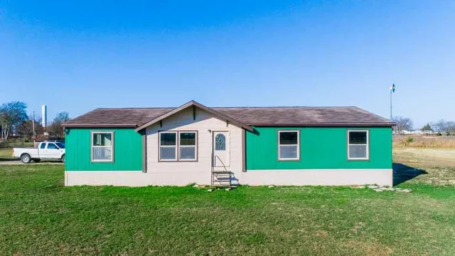 a view of a house with a backyard