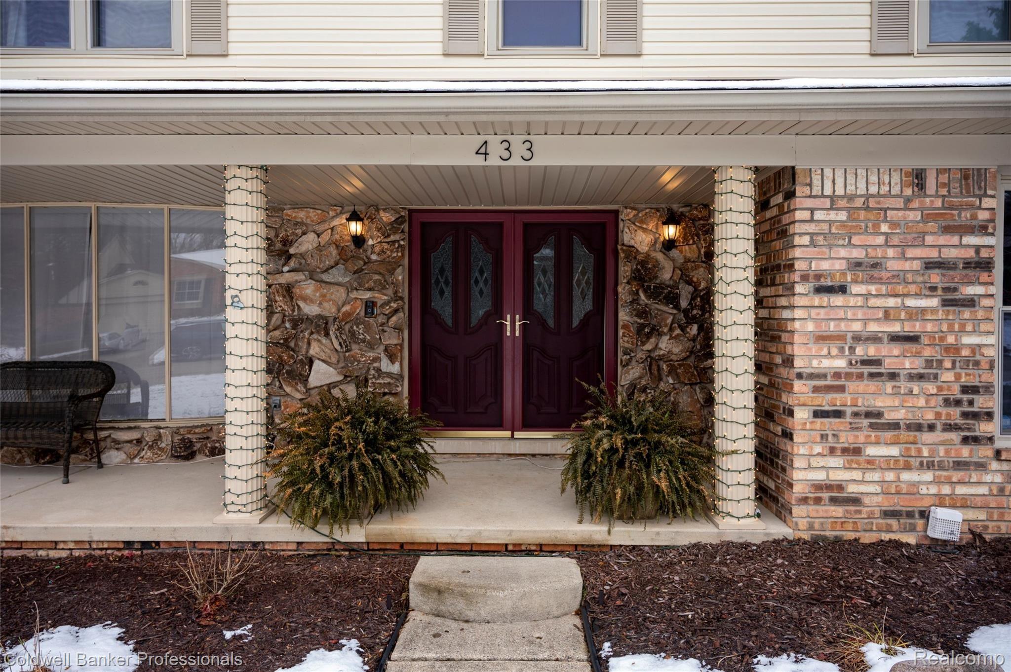 433 Lake Forest Road Rochester, MI 48309 - Photo 2 of 38 433 Lake Forest Rochester Hills0744 2.jpg