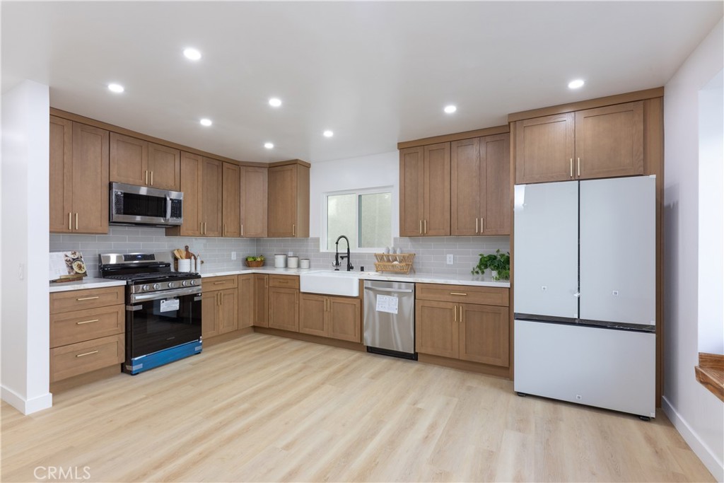339 Winslow Avenue Long Beach, CA 90814 - Photo 19 of 50 Spacious kitchen with new appliances