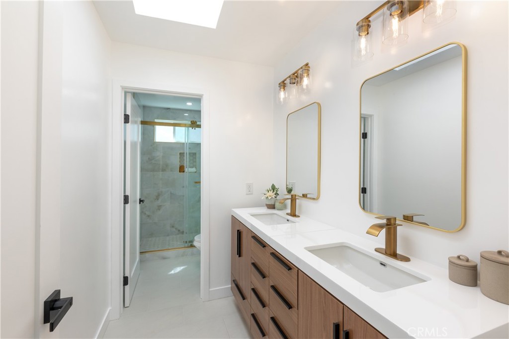 339 Winslow Avenue Long Beach, CA 90814 - Photo 32 of 50 Primary ensuite