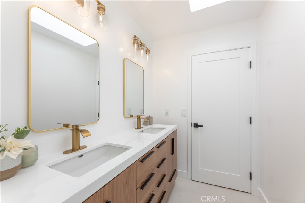 339 Winslow Avenue Long Beach, CA 90814 - Photo 34 of 50 Primary ensuite